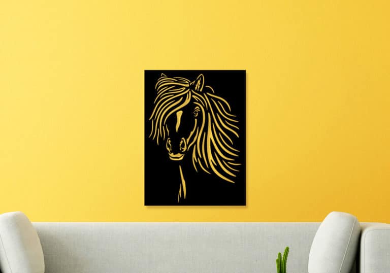 Décoration murale en métal : Crinière au vent