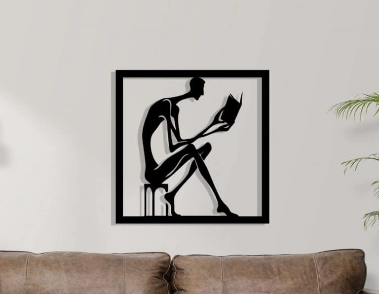 Décoration murale en métal : Long John : homme au livre